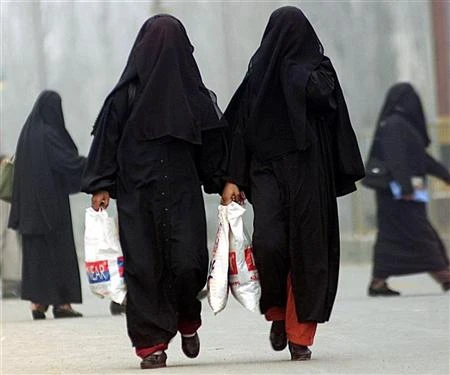 Trang phụchàng ngày của phụ nữ Hồi giáo hầu như chỉ phủ một màu đen. Ảnh:Debbie Schlussel hijab-3-6077-1411963597.jpg