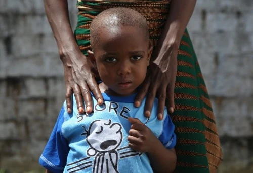 Chân dung một bệnh nhi Ebola đã hồi phục tại Liberia. Theo nghiên cứu mới này, nhóm người nhiễm Ebola dưới 21 tuổi có khả năng sống sót cao hơn. Ảnh:Huffingtonpost Chân dung một bệnh nhi Ebola đã hồi phục tại Liberia. Theo nghiên cứu mới này, nhóm người nhiễm Ebola dưới 21 tuổi có khả năng sống sót cao hơn. Ảnh: Huffingtonpost