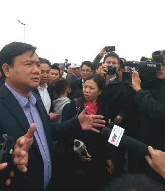 Bộ trưởng Thăng hứa sẽ có đường cho dân đi lại vào ngày 12/11 tới.