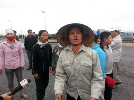 Hàng trăm người dân “quây” Bộ trưởng Thăng… đòi đường