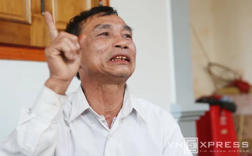 Ông Nguyễn Công Bảy, bố Công Phượng, khẳng định con mình sinh năm 1995, còn anh trai Phượng sinh năm 1993. Ảnh:Song Gia. 5-1725-1415676612.jpg