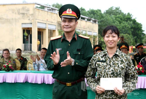 Mãn nhãn xem bộ đội Đặc công trình diễn võ thuật ảnh 17 Thiếu tướng Đỗ Thanh Bình, Tư lệnh Binh chủng Đặc công, tặng thưởng khối nữ chiến sĩ đặc công tham gia trình diễn.