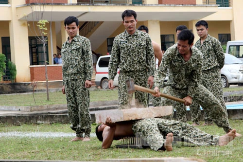 Mãn nhãn xem bộ đội Đặc công trình diễn võ thuật ảnh 12 Lưng nằm bàn chông, bụng kê bê tông, chịu sức công phá của búa tạ.