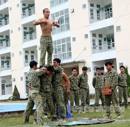 Mãn nhãn xem bộ đội Đặc công trình diễn võ thuật ảnh 13 Vận công chuẩn bị cho màn trình diễn nhảy từ trên cao xuống đống mảnh thủy tinh...