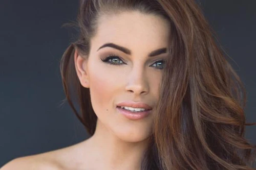 Đại diện Nam Phi Rolene Strauss là một trong những ứng viên hàng đầu của danh hiệu Miss World 2014. Cô năm nay 22 tuổi, cao 1,77 m, hiện là sinh viên y khoa năm thứ tư tại Đại học Free State của Bloemfontein, Nam Phi. Người đẹp có đôi mắt xanh quyến rũ, hình thể gợi cảm và gương mặt ngọt ngào. Nam Phi. Rolene Strauss. Cô năm nay 22 tuổi, cao 1,77 m, hiện là sinh viên y khoa năm thứ tư.