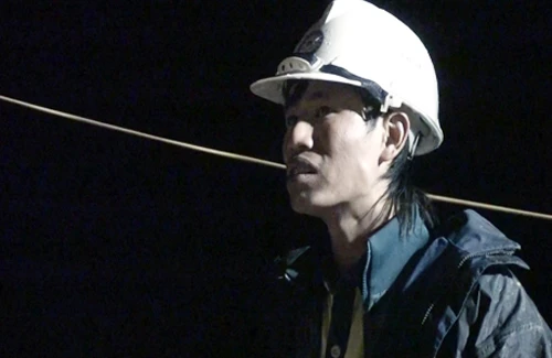 Anh Quân trong phút nghỉ ngơi hiếm hoi vẫn hướng mắt về khu hầm có em trai bị kẹt. Ảnh:Duy Trần mon-moi-ngong-cho-8684-1418956018.jpg