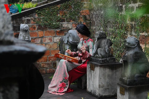 Ngắm nhan sắc Á hậu Huyền My trong áo dài nền nã ảnh 7 Ngắm nhan sắc Á hậu Huyền My trong áo dài nền nã ảnh 7
