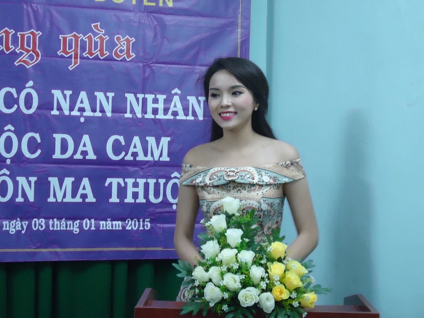 Hoa hậu Kỳ Duyên xinh tươi trong chuyến từ thiện ở Đăk Lăk ảnh 2 Hoa hậu Kỳ Duyên xinh tươi trong chuyến từ thiện ở Đăk Lăk ảnh 2