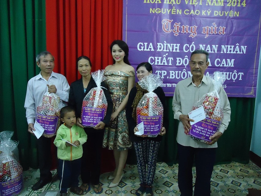 Hoa hậu Kỳ Duyên xinh tươi trong chuyến từ thiện ở Đăk Lăk ảnh 4 Hoa hậu Kỳ Duyên xinh tươi trong chuyến từ thiện ở Đăk Lăk ảnh 4