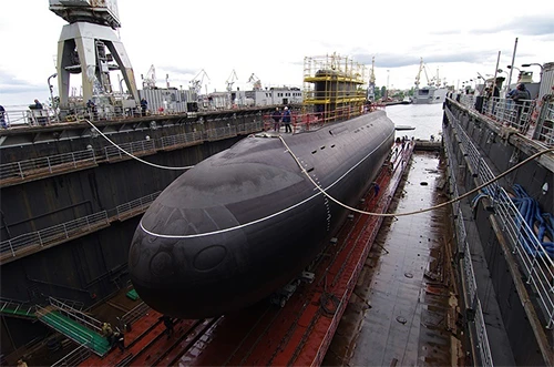 Lễ hạ thủy tàu ngầm "Rostov trên sông Đông" tại Nhà máy Đóng tàu Admiralty vào tháng 6-2014. Ảnh: Portnews.ru Lễ hạ thủy tàu ngầm "Rostov trên sông Đông" tại Nhà máy Đóng tàu Admiralty vào tháng 6-2014. Ảnh: Portnews.ru