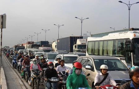 TP.HCM: CSGT vắt kiệt sức giải tỏa vụ kẹt xe kéo dài 15 tiếng ảnh 2 CSGT vắt kiệt sức giải tỏa vụ kẹt xe kéo dài 15 tiếng