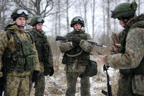 Bộ đồ Ratnik với nhiều điểm khác biệt so với quân phục hiện tại của binh sĩ Nga. Một số dòng súng trường bắn tỉa áp chế trong cơ cấu bộ đồ Ratnik. Súng trường AEK- 971. Mũ hiện thị đa chức năng trong Ratnik. Bộ đồ Ratnik kết hợp với súng trường AK-12 Bộ đồ Ratnik với nhiều điểm khác biệt so với quân phục hiện tại của binh sĩ Nga. Một số dòng súng trường bắn tỉa áp chế trong cơ cấu bộ đồ Ratnik. Súng trường AEK- 971. Mũ hiện thị đa chức năng trong Ratnik. Bộ đồ Ratnik kết hợp với súng trường AK-12
