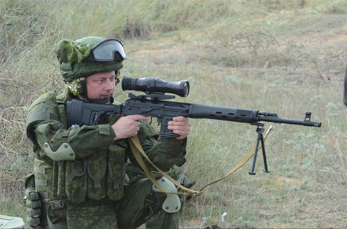 Bộ đồ Ratnik với nhiều điểm khác biệt so với quân phục hiện tại của binh sĩ Nga. Một số dòng súng trường bắn tỉa áp chế trong cơ cấu bộ đồ Ratnik. Súng trường AEK- 971. Mũ hiện thị đa chức năng trong Ratnik. Bộ đồ Ratnik kết hợp với súng trường AK-12 Bộ đồ Ratnik với nhiều điểm khác biệt so với quân phục hiện tại của binh sĩ Nga. Một số dòng súng trường bắn tỉa áp chế trong cơ cấu bộ đồ Ratnik. Súng trường AEK- 971. Mũ hiện thị đa chức năng trong Ratnik. Bộ đồ Ratnik kết hợp với súng trường AK-12