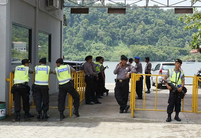 Cổng nhà tù Nusa Kambangan ở trung Java, nơi 5 trong số 6 tù nhân bị hành quyết - Ảnh: Reuters