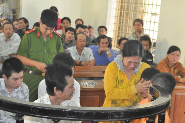 Hối hận, thứ tha và nước mắt trong một phiên tòa đặc biệt... ảnh 3 Hối hận, thứ tha và nước mắt trong một phiên tòa đặc biệt... ảnh 3