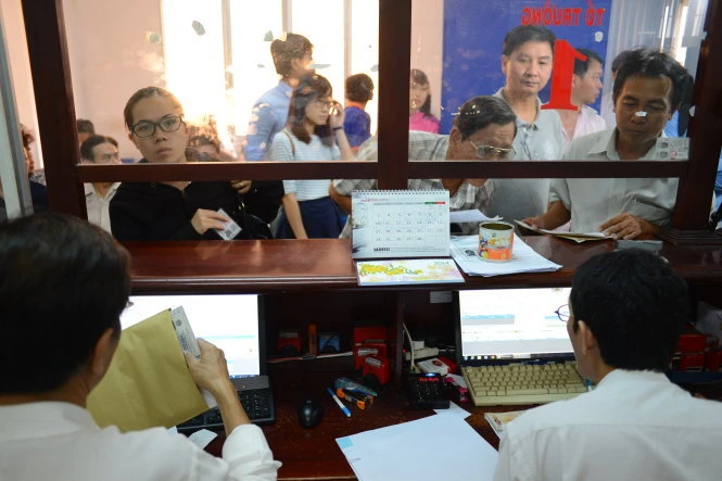 Người dân TP.HCM làm thủ tục đổi giấy phép lái xe TP.HCM - Ảnh: T.L