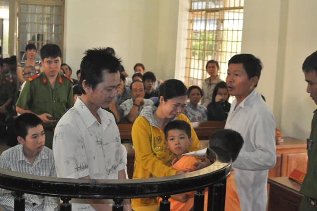 Hối hận, thứ tha và nước mắt trong một phiên tòa đặc biệt... ảnh 7 Hối hận, thứ tha và nước mắt trong một phiên tòa đặc biệt... ảnh 7