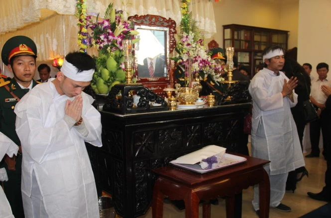 Ông Nguyễn Bá Cảnh (trái - con trai ông Nguyễn Bá Thanh) và ông Nguyễn Bá Bình (phải - em trai ông Nguyễn Bá Thanh) trả lễ tại lễ tang ông Nguyễn Bá Thanh ngày 14-2 - Ảnh: Trường Trung