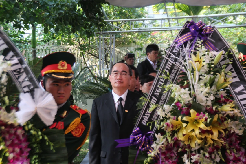 Hàng ngàn người đến viếng ông Nguyễn Bá Thanh trong nghẹn ngào ảnh 8 Hàng ngàn người đến viếng ông Nguyễn Bá Thanh trong nghẹn ngào ảnh 8