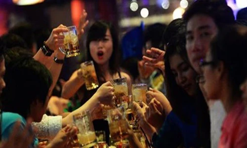 Việt Nam mỗi năm tiêu thụ khoảng 3 tỷ lít bia, đứng thứ ba châu Á và thứ nhất Đông Nam Á. Ảnh minh họa:AFP 1.jpg
