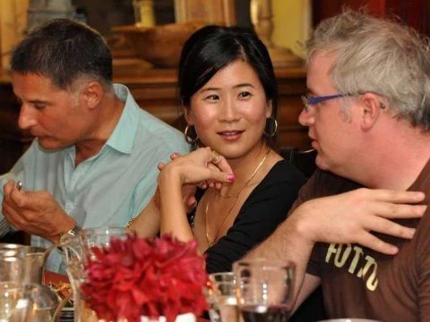 Chủ Nhật là ngày bạn nên dành thời gian bên người thân, bè bạn. Ảnh:Flickr dinner-weekend-7808-1423741562.jpg
