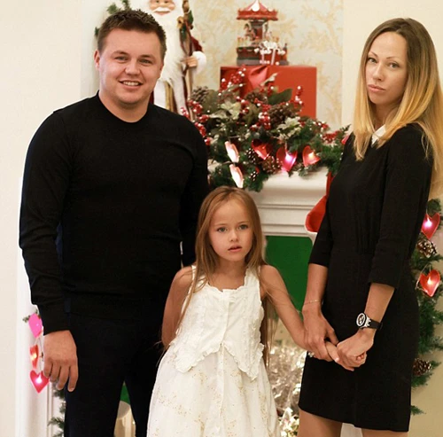 Kristina Pimenova là con gái của cầu thủ Ruslan Pimenov và cựu người mẫu Glikeriya Shirokova. Bắt đầu bén duyên với nghề người mẫu từ năm 4 tuổi, với gương mặt xinh đẹp được ví như thiên thần, cô bé nhanh chóng trở thành tâm điểm thu hút sự chú ý của các nhãn hiệu như Roberto Cavalli, Armani, Dolce & Gabbana hay United Colors of Benetton. Bên cạnh đó, Kristina còn từng đượcVogueBambinimời về chụp bìa cho cho tạp chí thời trang dành cho trẻ em này. Mới đây, cô bé được một tạp chí gọi là "người mẫu nhí xinh đẹp nhất thế giới". Ruslan Pimenov từng được ca ngợi là chân sút có tốc độ, kỹ thuật và khả năng săn bàn nhanh nhạy trong thời kỳ khoác áo Lokomotiv Moscow và Dynamo Moscow. Cựu tiền đạo sinh năm 1981 từng khoác áo tuyển Nga tại World Cup 2002. Tuy nhiên, thể lực không đảm bảo khiến Pimenov phải giải nghệ sớm năm 2010 khi chưa tròn 30 tuổi. Hiện nay, ngôi sao một thời được biết đến với tư cách là bố của mẫu nhí xinh như thiên thần và đang nổi như cồn tại Nga - Kristina Pimenova.