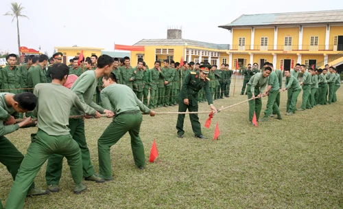 Mỗi đại đội được tổ chức thành một đội để tham gia thi đấu kéo co. Cuộc thi đấu diễn ra hết sức quyết liệt. Phần thắng thuộc về những đội được tổ chức khéo léo khi hô đều và huy động được sức mạnh của tập thể. Ở một góc sân vận động khác, trò chơi “Đi cầu kiều” thu hút khá nhiều bộ đội tham gia. Thể hiện sự khéo léo và nhẹ nhàng hướng về đích. Không ít chiến sĩ chỉ đi được nửa quãng đường. “Cố lên nhé, đồng đội ơi!”. Cuốn hút và rất sôi động là tiếng hò reo của trò chơi “Bịt mắt đập niêu”. Từng tràng pháo tay và hò reo khi các chiến sĩ liên tục đập hụt niêu. Cuối cùng chiếc niêu đầu tiên cũng vỡ tan trong sự hò reo phấn khích của các chiến sĩ. Nhiều kỳ thủcó dịp trổ tài trong ngày hội Xuân. Trò chơiNém còn được nhiều chiến sĩ đồng bào vùng cao ưa thích. Không khí Tết rộn ràng ở từng phân đội đến khối cơ quan trung đoàn. Rực rỡ cờ hoa “Mừng Đảng, mừng Xuân” Ất Mùi 2015.