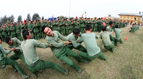 Mỗi đại đội được tổ chức thành một đội để tham gia thi đấu kéo co. Cuộc thi đấu diễn ra hết sức quyết liệt. Phần thắng thuộc về những đội được tổ chức khéo léo khi hô đều và huy động được sức mạnh của tập thể. Ở một góc sân vận động khác, trò chơi “Đi cầu kiều” thu hút khá nhiều bộ đội tham gia. Thể hiện sự khéo léo và nhẹ nhàng hướng về đích. Không ít chiến sĩ chỉ đi được nửa quãng đường. “Cố lên nhé, đồng đội ơi!”. Cuốn hút và rất sôi động là tiếng hò reo của trò chơi “Bịt mắt đập niêu”. Từng tràng pháo tay và hò reo khi các chiến sĩ liên tục đập hụt niêu. Cuối cùng chiếc niêu đầu tiên cũng vỡ tan trong sự hò reo phấn khích của các chiến sĩ. Nhiều kỳ thủcó dịp trổ tài trong ngày hội Xuân. Trò chơiNém còn được nhiều chiến sĩ đồng bào vùng cao ưa thích. Không khí Tết rộn ràng ở từng phân đội đến khối cơ quan trung đoàn. Rực rỡ cờ hoa “Mừng Đảng, mừng Xuân” Ất Mùi 2015.