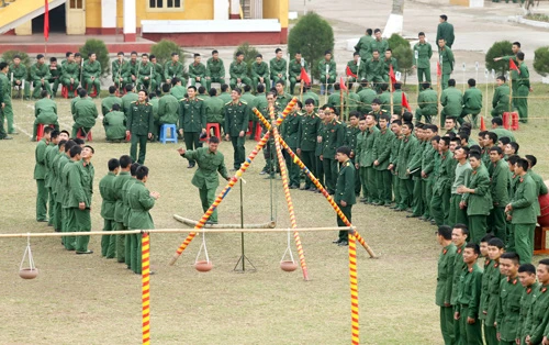 Mỗi đại đội được tổ chức thành một đội để tham gia thi đấu kéo co. Cuộc thi đấu diễn ra hết sức quyết liệt. Phần thắng thuộc về những đội được tổ chức khéo léo khi hô đều và huy động được sức mạnh của tập thể. Ở một góc sân vận động khác, trò chơi “Đi cầu kiều” thu hút khá nhiều bộ đội tham gia. Thể hiện sự khéo léo và nhẹ nhàng hướng về đích. Không ít chiến sĩ chỉ đi được nửa quãng đường. “Cố lên nhé, đồng đội ơi!”. Cuốn hút và rất sôi động là tiếng hò reo của trò chơi “Bịt mắt đập niêu”. Từng tràng pháo tay và hò reo khi các chiến sĩ liên tục đập hụt niêu. Cuối cùng chiếc niêu đầu tiên cũng vỡ tan trong sự hò reo phấn khích của các chiến sĩ. Nhiều kỳ thủcó dịp trổ tài trong ngày hội Xuân. Trò chơiNém còn được nhiều chiến sĩ đồng bào vùng cao ưa thích. Không khí Tết rộn ràng ở từng phân đội đến khối cơ quan trung đoàn. Rực rỡ cờ hoa “Mừng Đảng, mừng Xuân” Ất Mùi 2015.