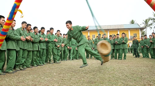 Mỗi đại đội được tổ chức thành một đội để tham gia thi đấu kéo co. Cuộc thi đấu diễn ra hết sức quyết liệt. Phần thắng thuộc về những đội được tổ chức khéo léo khi hô đều và huy động được sức mạnh của tập thể. Ở một góc sân vận động khác, trò chơi “Đi cầu kiều” thu hút khá nhiều bộ đội tham gia. Thể hiện sự khéo léo và nhẹ nhàng hướng về đích. Không ít chiến sĩ chỉ đi được nửa quãng đường. “Cố lên nhé, đồng đội ơi!”. Cuốn hút và rất sôi động là tiếng hò reo của trò chơi “Bịt mắt đập niêu”. Từng tràng pháo tay và hò reo khi các chiến sĩ liên tục đập hụt niêu. Cuối cùng chiếc niêu đầu tiên cũng vỡ tan trong sự hò reo phấn khích của các chiến sĩ. Nhiều kỳ thủcó dịp trổ tài trong ngày hội Xuân. Trò chơiNém còn được nhiều chiến sĩ đồng bào vùng cao ưa thích. Không khí Tết rộn ràng ở từng phân đội đến khối cơ quan trung đoàn. Rực rỡ cờ hoa “Mừng Đảng, mừng Xuân” Ất Mùi 2015.