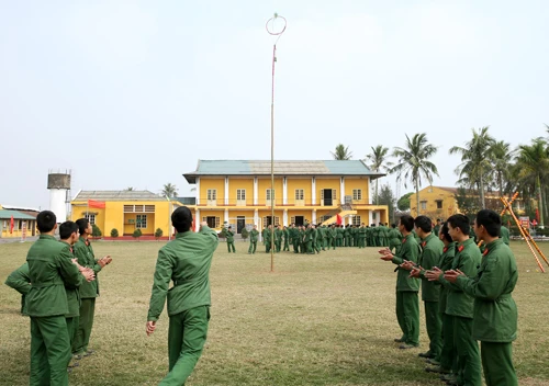 Mỗi đại đội được tổ chức thành một đội để tham gia thi đấu kéo co. Cuộc thi đấu diễn ra hết sức quyết liệt. Phần thắng thuộc về những đội được tổ chức khéo léo khi hô đều và huy động được sức mạnh của tập thể. Ở một góc sân vận động khác, trò chơi “Đi cầu kiều” thu hút khá nhiều bộ đội tham gia. Thể hiện sự khéo léo và nhẹ nhàng hướng về đích. Không ít chiến sĩ chỉ đi được nửa quãng đường. “Cố lên nhé, đồng đội ơi!”. Cuốn hút và rất sôi động là tiếng hò reo của trò chơi “Bịt mắt đập niêu”. Từng tràng pháo tay và hò reo khi các chiến sĩ liên tục đập hụt niêu. Cuối cùng chiếc niêu đầu tiên cũng vỡ tan trong sự hò reo phấn khích của các chiến sĩ. Nhiều kỳ thủcó dịp trổ tài trong ngày hội Xuân. Trò chơiNém còn được nhiều chiến sĩ đồng bào vùng cao ưa thích. Không khí Tết rộn ràng ở từng phân đội đến khối cơ quan trung đoàn. Rực rỡ cờ hoa “Mừng Đảng, mừng Xuân” Ất Mùi 2015.