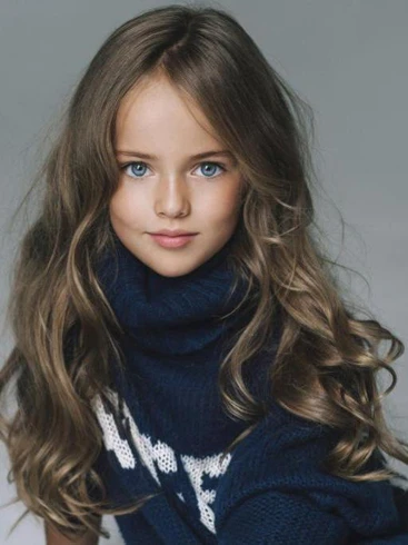 Khi mới lên 3, cô bé đã theo chân mẹ đến nơi làm việc. Những người nhìn thấy Kristina đều trầm trồ với vẻ ngoài xinh đẹp của cô bé và gợi ý Glikeriya Shirokova nên cho con gái theo nghiệp người mẫu giống mình. Mẹ của Kristina Pimenova cũng là người mẫu.