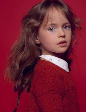 Mẹ của Kristina Pimenova từng rất ngạc nhiên khi ở Pháp, con gái mình được mọi người khen ngợi hết lời từ khi còn nhỏ nhưng đến lúc trở về Nga, cô bé gần như không mấy người để ý. Chỉ đến khi cô gửi ảnh con gái tới một cuộc thi mẫu nhí, tên tuổi của Kristina Pimenova mới thực sự thu hút được sự quan tâm của công chúng. likeriya từng rất ngạc nhiên khi con gái được mọi người khen ngợi hết lời từ nhỏ nhưng khi mới trở về Nga, cô và con gái có chút bất ngờ khi không ai để ý tới Kristina như khi ở Pháp. Để xoa dịu con gái, Glikeriya gửi ảnh bé tới một cuộc thi mẫu nhí và được chú ý.