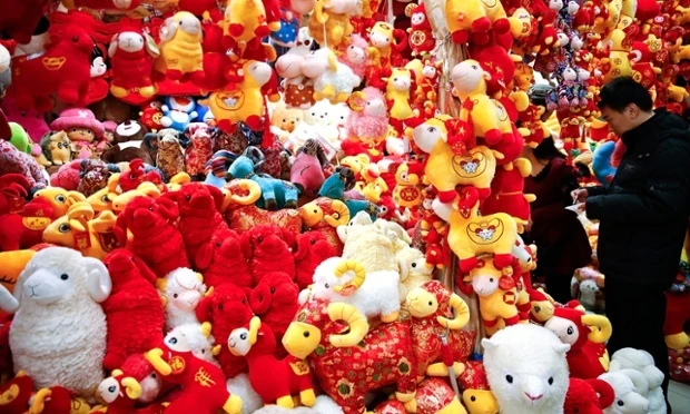 Người Bắc Kinh mua thú bông hình dê để trang trí năm mới Tết Ất Mùi 2015 ở Trung Quốc có gì đặc biệt?