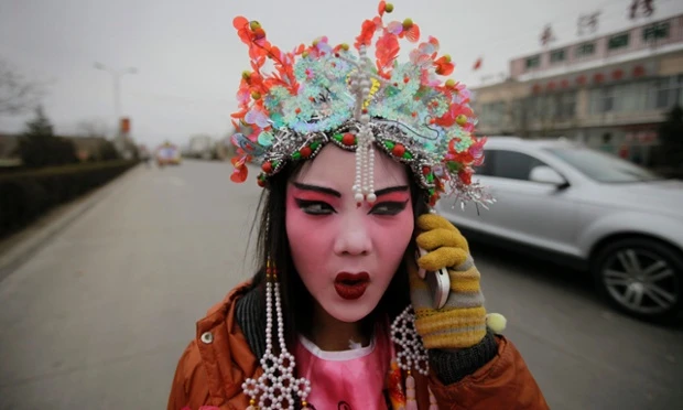 Một nghệ sĩ goi điện chúc mừng năm mới trước buổi trình diễn tại tỉnh Hà Bắc Tết Ất Mùi 2015 ở Trung Quốc có gì đặc biệt?