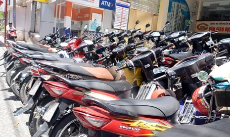 Những dịch vụ “chặt chém” dịp đầu năm ảnh 1 Nhiều bãi giữ xe tự phát mọc lên thỏa mái chặt chém người gửi
