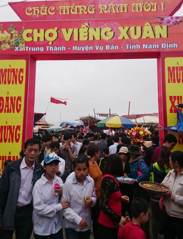Chưa họp, chợ Viềng đã chật kín người ảnh 1 Chưa họp, chợ Viềng đã chật kín người ảnh 1