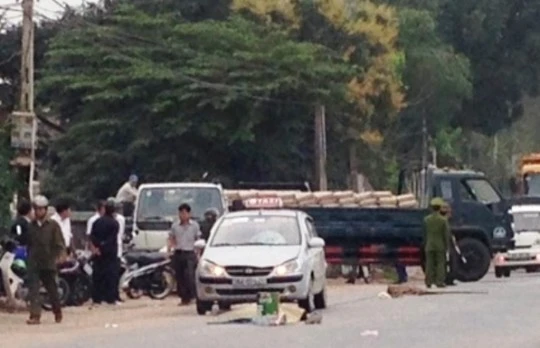 Hiện trường vụ tai nạn xe taxi tông chết người đàn ông đi bộ ven đường. Hiện trường vụ tai nạn xe taxi tông chết người đàn ông đi bộ ven đường.