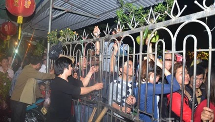 Trèo tường, leo mái nhà 'thoát thân' ở chợ Viềng ảnh 1 Trèo tường, leo mái nhà 'thoát thân' ở chợ Viềng ảnh 1