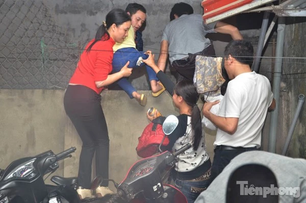 Trèo tường, leo mái nhà 'thoát thân' ở chợ Viềng ảnh 3 Trèo tường, leo mái nhà 'thoát thân' ở chợ Viềng ảnh 3