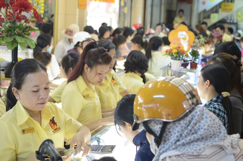 Dân đổ xô đi mua vàng ngày thần tài ảnh 1 Dân đổ xô đi mua vàng ngày thần tài ảnh 1