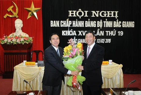 Ông Nguyễn Văn Quynh Phó Trưởng Ban Tổ chức TW tặng hoa chúc mừng ông Bùi Văn Hải được bầu là Bí thư Tỉnh ủy Bắc Giang.