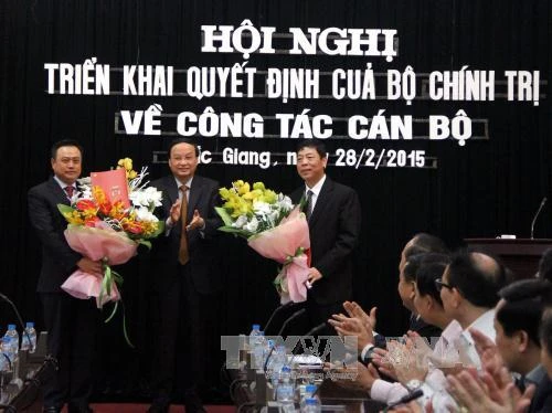 Ông Tô Huy Rứa chúc mừng cho các ông Trần Sỹ Thanh (trái) và Bùi Văn Hải (phải). Ảnh TTXVN
