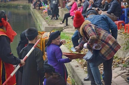 Bị cấm ngả nón, liền anh, liền chị 'ngả tráp nhận tiền' ở hội Lim ảnh 1 Thay vì