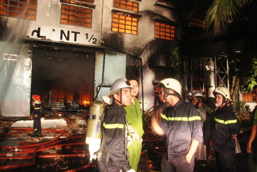 Hàng trăm lính cứu hỏa trắng đêm dập lửa ở công ty SamHo ảnh 5 Hàng trăm lính cứu hỏa trắng đêm dập lửa ở công ty SamHo ảnh 5