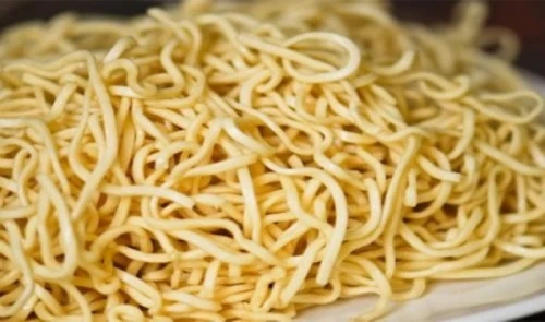 Người Trung Quốc tin rằng sợi mì càng dài nghĩa là sống càng thọ. Cắt mì là điều không nên làm. Ảnh:Weirdhood. restrannye-taboo-09-500x295-2101-1425869