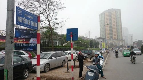 Phố Nguyễn Chí Thanh phía giao cắt với đường Kim Mã, cây xanh đã bị đốn hạ. Cận cảnh hàng cây xanh trên đường đẹp nhất Việt Nam trước giờ bị đốn hạ