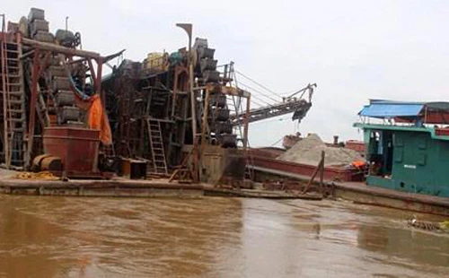 Tàu Thái Bình đến mua cát của Công ty Việt Linh và gặp nạn do ngạt khí CO.Ảnh:Công an Hưng Yên vi-tri-tau-TB-gap-nan-3527-1426397053.jp