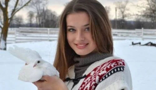 Ukraine Mặc dù biết hầu hết dịch vụ môi giới hôn nhân qua mạng ở Ukraine là một trò lừa đảo, hàng nghìn người đàn ông vẫn cố gắng kiếm tìm cơ hội để ghé thăm đất nước này mỗi năm. Hầu hết họ lý giải sự cuốn hút của phụ nữ Ukraine khiến đàn ông đến đây như ong tìm mật. Những nơi được cho là lý tưởng nhất để ngắm nhìn vẻ đẹp này gồm thủ đô Kiev, Odessa và các thành phố bên bờ biển Đen. 3-5047-1428380725.jpg