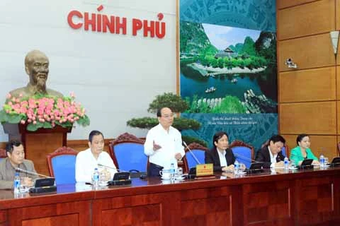Phó Thủ tướng Nguyễn Xuân Phúc nhấn mạnh: CCTTHC và CCHC là trách nhiệm nặng nề trước nhân dân, Bộ Nội vụ phải làm gương trong CCHC. Ảnh: VGP/Lê Sơn Phó Thủ tướng Nguyễn Xuân Phúc nhấn mạnh: CCTTHC và CCHC là trách nhiệm nặng nề trước nhân dân, Bộ Nội vụ phải làm gương trong CCHC. Ảnh: VGP/Lê Sơn